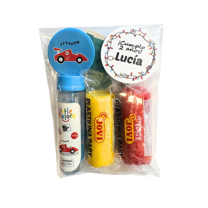 Compra la Bolsita de Cumple Little Motors en Mano de Santa. Incluye pompero, plastilina Baby y pegatinas para niños de 2 a 5 años. ¡El detalle de cumpleaños perfecto!
