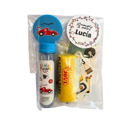 Compra la Bolsita de Cumple Little Motors en Mano de Santa. Incluye pompero, plastilina Baby y pegatinas para niños de 2 a 5 años. ¡El detalle de cumpleaños perfecto!