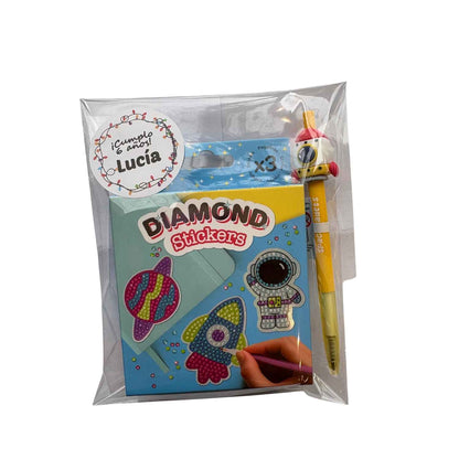 ¡El detalle de cumple perfecto! 🚀 Bolsita con manualidad de pegatinas de diamantes y lápiz infinito espacial. Creatividad y utilidad en www.manodesantaoficial.es. ✨