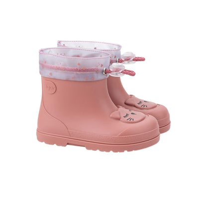 Bota de agua de caña baja diseñada en concepto barefoot, con acabado mate, cero drop, flexible, blandita y con plantilla extraíble. ¡Consigue un total look by IGOR con nuestros chubasqueros impermeables Euri!