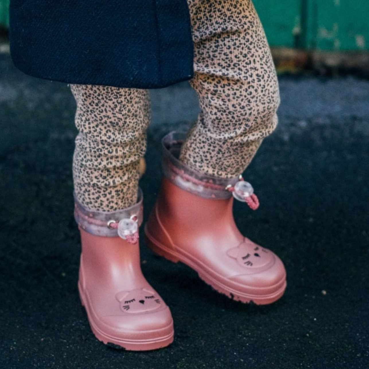 Bota de agua de caña baja diseñada en concepto barefoot, con acabado mate, cero drop, flexible, blandita y con plantilla extraíble. ¡Consigue un total look by IGOR con nuestros chubasqueros impermeables Euri!