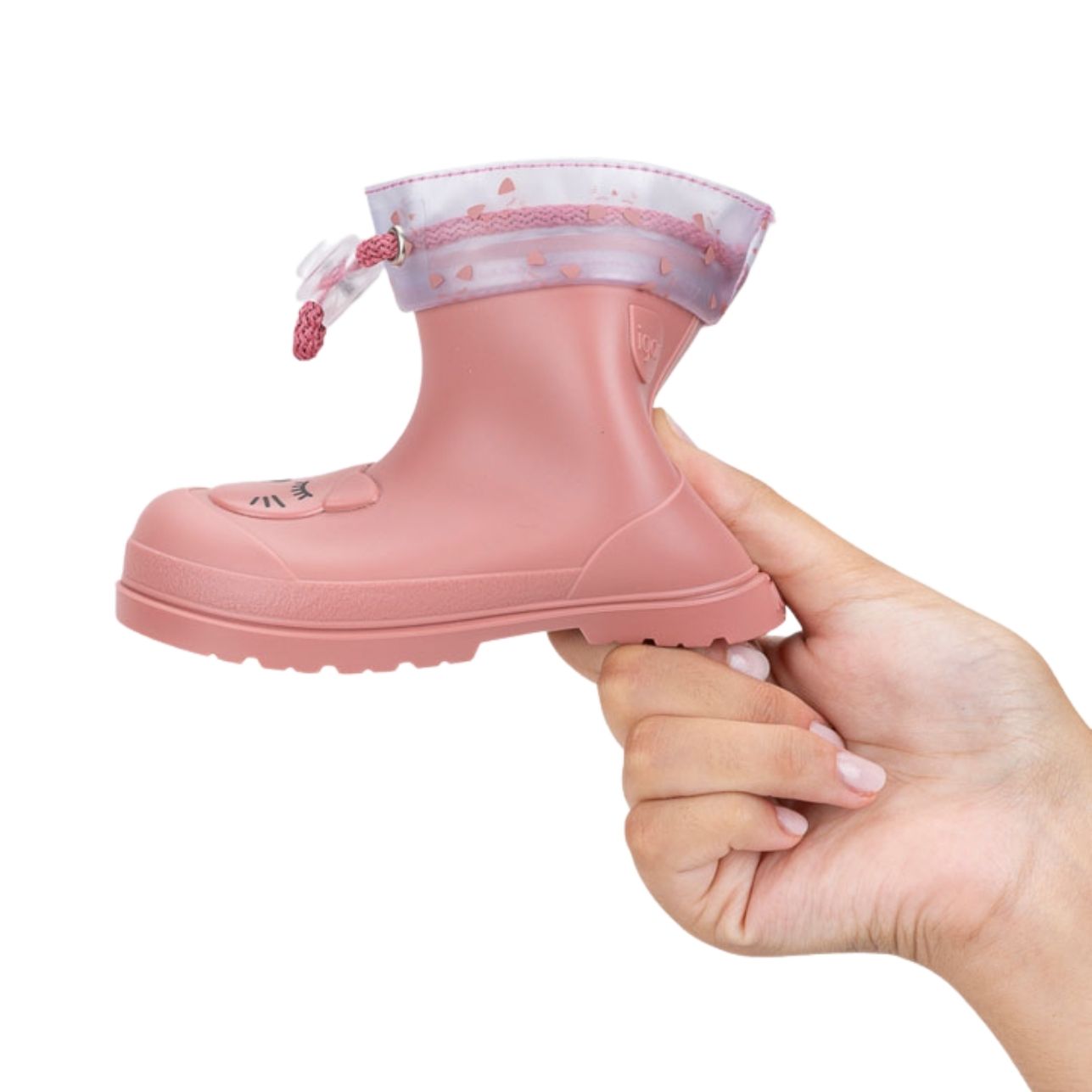 Bota de agua de caña baja diseñada en concepto barefoot, con acabado mate, cero drop, flexible, blandita y con plantilla extraíble. ¡Consigue un total look by IGOR con nuestros chubasqueros impermeables Euri!