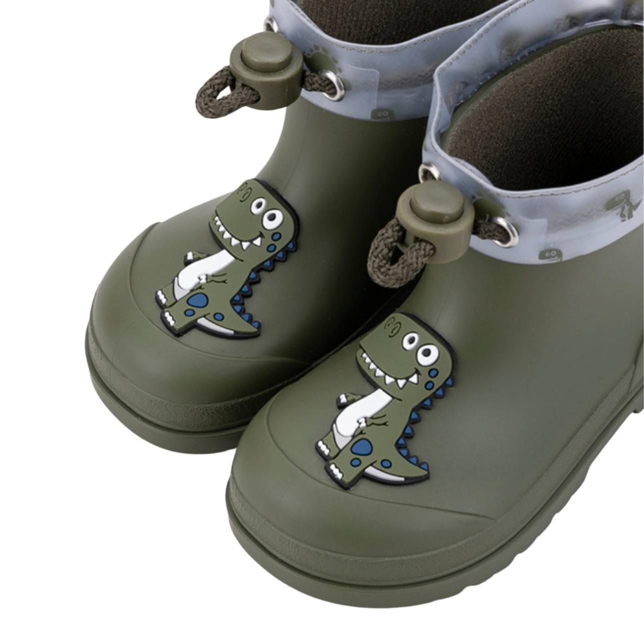 ¡Descubre las botas de agua barefoot monocolor MENDI DINO KAKI de concepto barefoot de IGOR! Son tus aliadas para aventuras en familia bajo la lluvia. Su acabado mate las hace preciosas y el diseño respetuoso con sus pies las hace flexibles y cómodas. ¿Quieres aún más motivos para comprarlas? ¡Cero Drop y la plantilla es extraíble!