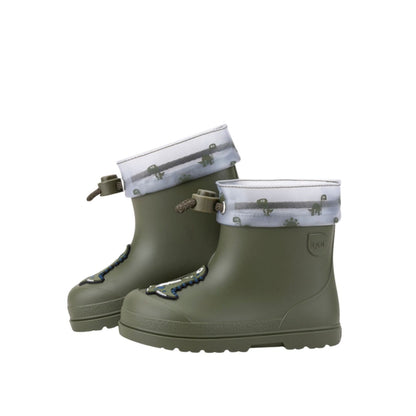 ¡Descubre las botas de agua barefoot monocolor MENDI DINO KAKI de concepto barefoot de IGOR! Son tus aliadas para aventuras en familia bajo la lluvia. Su acabado mate las hace preciosas y el diseño respetuoso con sus pies las hace flexibles y cómodas. ¿Quieres aún más motivos para comprarlas? ¡Cero Drop y la plantilla es extraíble!