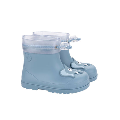 ¡Descubre las botas de agua barefoot monocolor MENDI DINO ELEFANTE de concepto barefoot de IGOR! Son tus aliadas para aventuras en familia bajo la lluvia. Su acabado mate las hace preciosas y el diseño respetuoso con sus pies las hace flexibles y cómodas. ¿Quieres aún más motivos para comprarlas? ¡Cero Drop y la plantilla es extraíble!