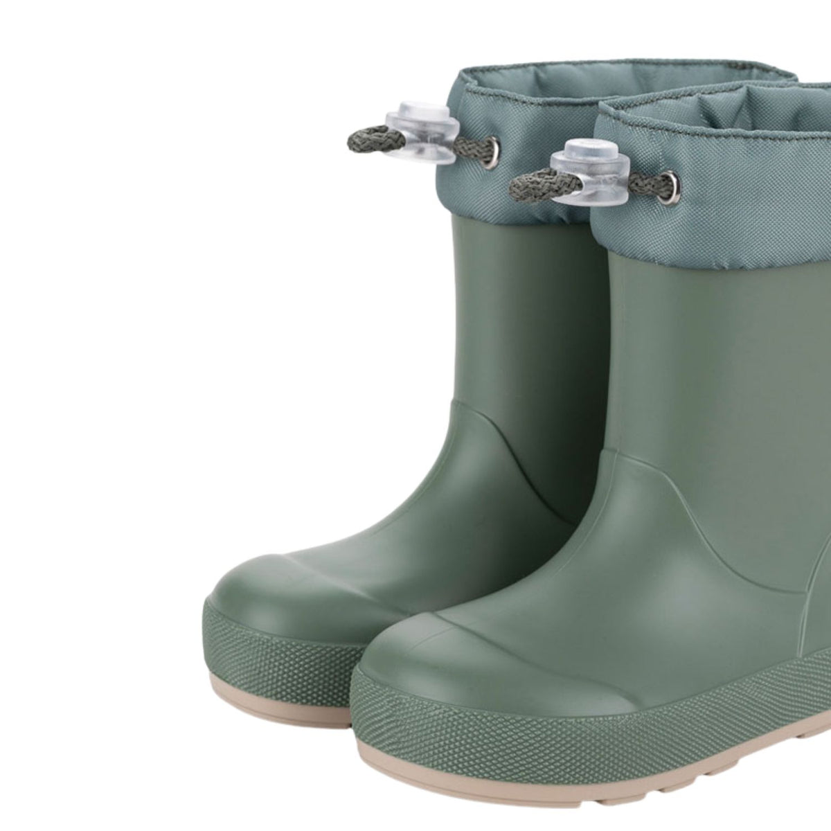 ¡Descubre las botas de agua monocolor verde de concepto barefoot de IGOR! Son tus aliadas para aventuras en familia bajo la lluvia. Su acabado mate las hace preciosas y el diseño respetuoso con sus pies las hace flexibles y cómodas. ¿Quieres aún más motivos para comprarlas? ¡Cero Drop y la plantilla es extraíble!