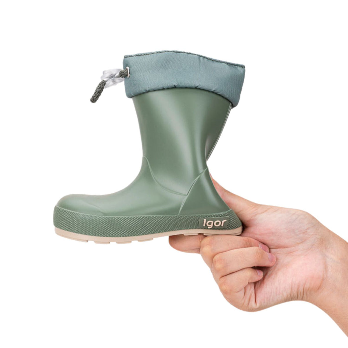 ¡Descubre las botas de agua monocolor verde de concepto barefoot de IGOR! Son tus aliadas para aventuras en familia bajo la lluvia. Su acabado mate las hace preciosas y el diseño respetuoso con sus pies las hace flexibles y cómodas. ¿Quieres aún más motivos para comprarlas? ¡Cero Drop y la plantilla es extraíble!