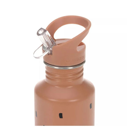  La botella de acero inoxidable Happy Prints CARAMEL&nbsp;de LÄSSIG es la compañera perfecta para los pequeños exploradores de entre 3 y 10 años. Con un diseño elegante en tonos CARAMELO y materiales resistentes, esta botella combina funcionalidad, seguridad y estilo en un solo accesorio.