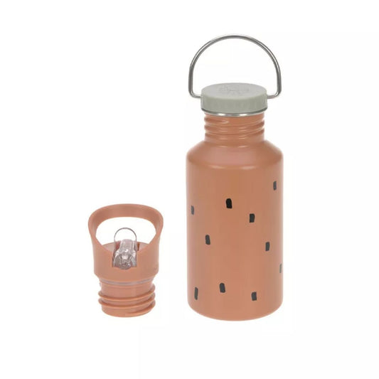  La botella de acero inoxidable Happy Prints CARAMEL&nbsp;de LÄSSIG es la compañera perfecta para los pequeños exploradores de entre 3 y 10 años. Con un diseño elegante en tonos CARAMELO y materiales resistentes, esta botella combina funcionalidad, seguridad y estilo en un solo accesorio.