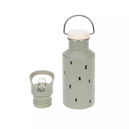 La botella de acero inoxidable Happy Prints Olive de LÄSSIG es la compañera perfecta para los pequeños exploradores de entre 3 y 10 años. Con un diseño elegante en tonos mint y materiales resistentes, esta botella combina funcionalidad, seguridad y estilo en un solo accesorio.