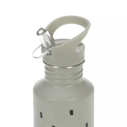 La botella de acero inoxidable Happy Prints Olive de LÄSSIG es la compañera perfecta para los pequeños exploradores de entre 3 y 10 años. Con un diseño elegante en tonos mint y materiales resistentes, esta botella combina funcionalidad, seguridad y estilo en un solo accesorio.