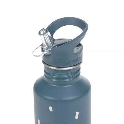 La botella de acero inoxidable Happy Prints Blue de LÄSSIG es la compañera perfecta para los pequeños exploradores de entre 3 y 10 años. Con un diseño elegante en tonos azules y materiales resistentes, esta botella combina funcionalidad, seguridad y estilo en un solo accesorio.