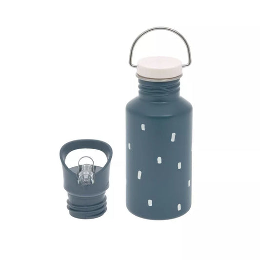 La botella de acero inoxidable Happy Prints Blue de LÄSSIG es la compañera perfecta para los pequeños exploradores de entre 3 y 10 años. Con un diseño elegante en tonos azules y materiales resistentes, esta botella combina funcionalidad, seguridad y estilo en un solo accesorio.