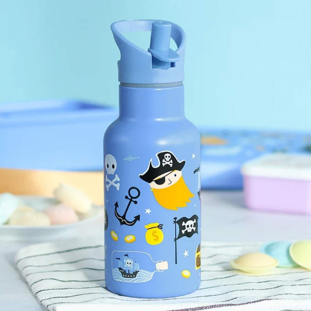 Comprar botella térmica infantil de acero inoxidable 350 ml PIRATAS de A Little Lovely Company. Cantimplora con pajita libre de BPA que mantiene el agua fría 8 horas, ideal para el colegio y la guardería.