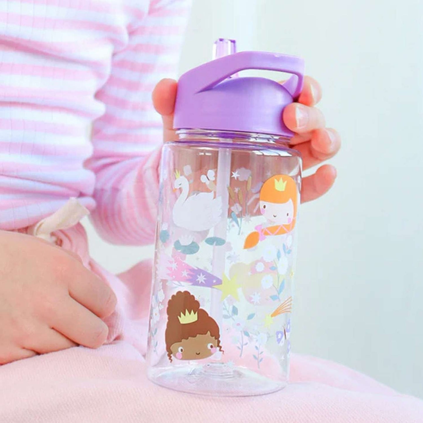 Botella infantil con pajita PRINCESAS 450 ml de A Little Lovely Company. Cantimplora de tritán ligera, libre de BPA y a prueba de fugas con pegatinas de regalo, perfecta para el colegio y excursiones.