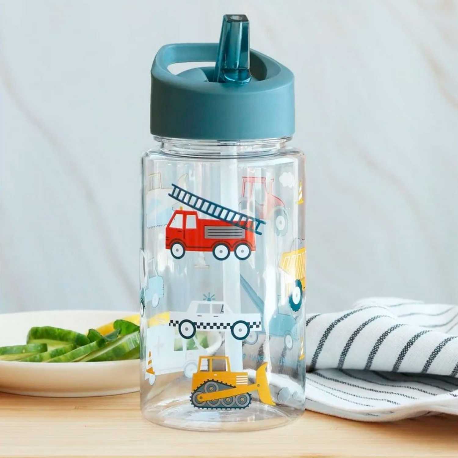 Botella infantil con pajita Vehicles 450 ml de A Little Lovely Company. Cantimplora de tritán ligera, libre de BPA y a prueba de fugas con pegatinas de regalo, perfecta para el colegio y excursiones.