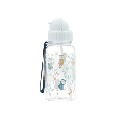 Magical Forest Con una pajita de silicona abatible que se despliega automáticamente al abrir la tapa, es perfecta para llevar al cole.&nbsp;

Además, cuenta con un asa larga que te permite llevarla colgada en la mochila o en el carro del bebé. Fabricada en Tritán, esta botella tiene una capacidad de 500ml y unas medidas aproximadas de alto 19cm x diámetro 7cm.