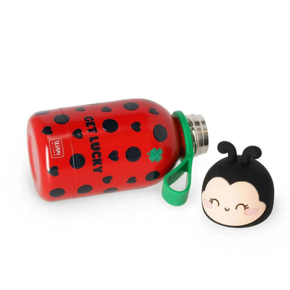 Compra la Botella Térmica Infantil Ladybug de Legami. Cantimplora de acero inoxidable de 310ml que mantiene el frío 24h y el calor 12h. Resistente, hermética y segura.