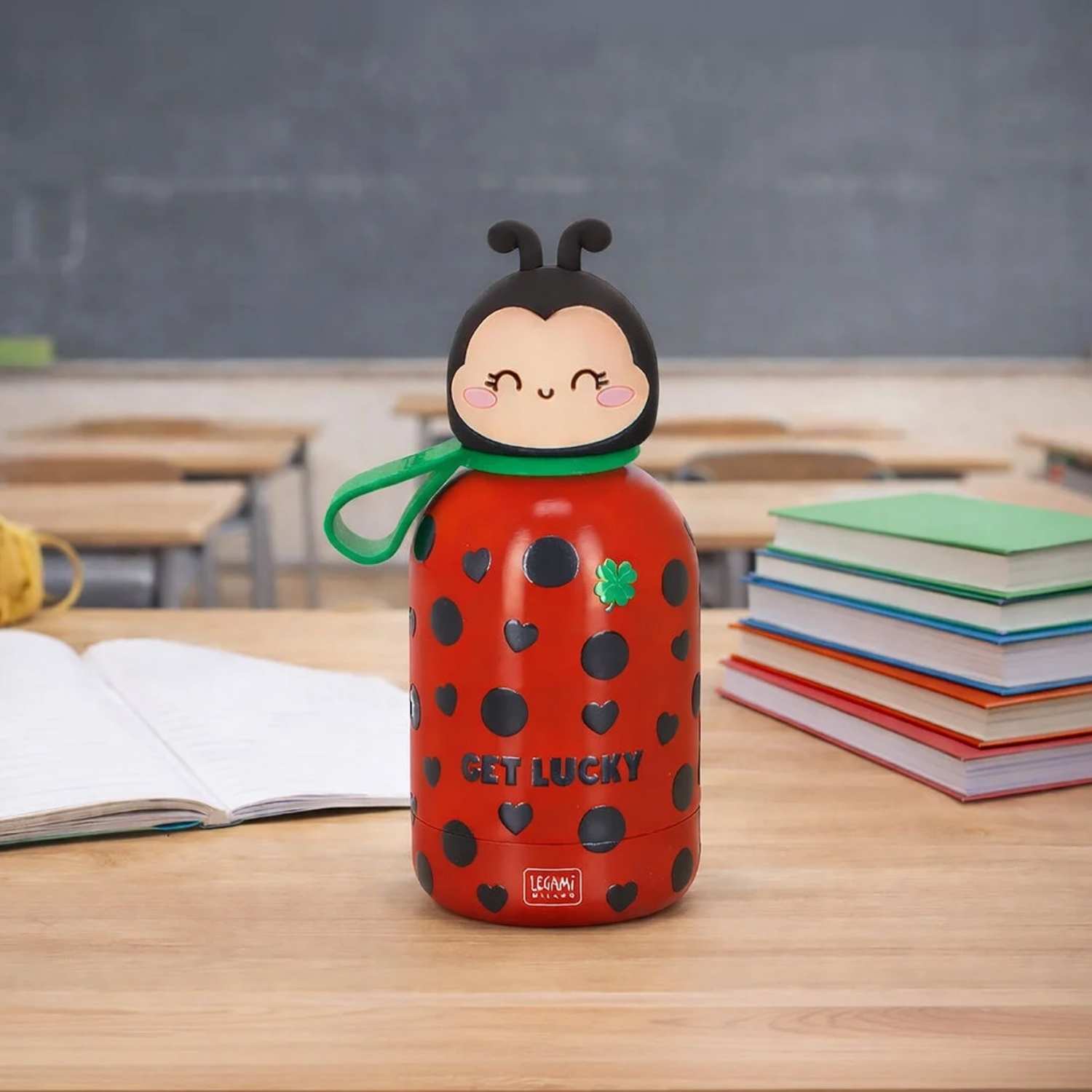 Compra la Botella Térmica Infantil Ladybug de Legami. Cantimplora de acero inoxidable de 310ml que mantiene el frío 24h y el calor 12h. Resistente, hermética y segura.