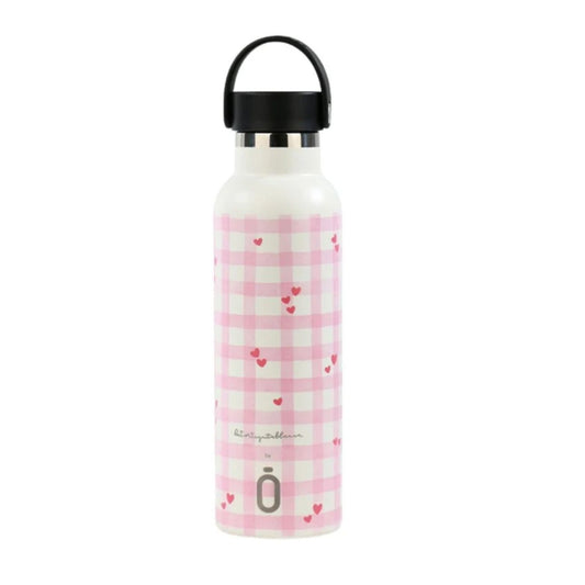 La Runbott Mii VICHY SWEET –&nbsp;no es solo una botella, ¡es la aliada perfecta para acompañar cada aventura de tus peques! Ya sea en el cole, una excursión o un día en el parque, esta botella térmica de 600 ml combina funcionalidad, diseño y seguridad en un solo producto.

Gracias a su tecnología de aislamiento al vacío, mantiene las bebidas frías hasta 24 horas y calientes hasta 12, sin condensación exterior. ¿Lo mejor? Su innovador sistema EverTaste® con recubrimiento cerámico interior evita sabores met