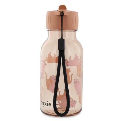 La botella Tritán gatos 350 ml de Trixie está diseñada para acompañar a los más pequeños en todas sus escapadas: al parque, al cole o a sus excursiones más salvajes.

Su capacidad de 350 ml la hace ideal para manos pequeñas, y su boquilla tipo sorbete permite beber con facilidad y sin derrames. Además, la tapa se abre y cierra rápidamente, algo fundamental cuando hay prisa o muchas cosas en las manos.