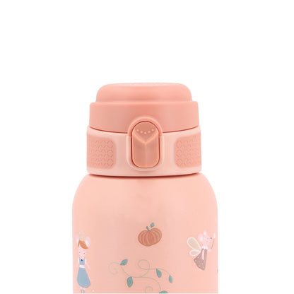 la Botella de Acero Térmica Mouse Fairies (Cenicienta) de 500ml. Esta botella térmica infantil es la compañera ideal para el colegio, excursiones o tardes de parque, gracias a su resistencia y gran capacidad. Su diseño sin pajita facilita una limpieza rápida y profunda, asegurando la máxima higiene diaria.