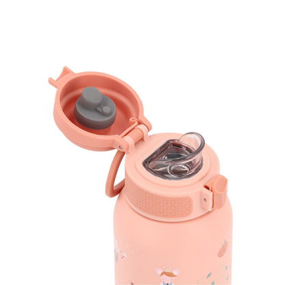 la Botella de Acero Térmica Mouse Fairies (Cenicienta) de 500ml. Esta botella térmica infantil es la compañera ideal para el colegio, excursiones o tardes de parque, gracias a su resistencia y gran capacidad. Su diseño sin pajita facilita una limpieza rápida y profunda, asegurando la máxima higiene diaria.