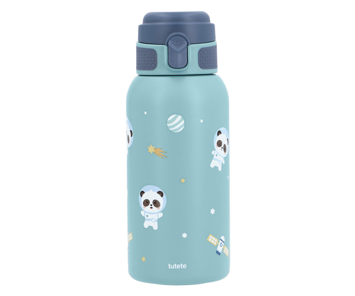 la Botella de Acero Térmica PANDAS IN THE SPACE (Astronautas)&nbsp;de 500ml. Esta botella térmica infantil es la compañera ideal para el colegio, excursiones o tardes de parque, gracias a su resistencia y gran capacidad. Su diseño sin pajita facilita una limpieza rápida y profunda, asegurando la máxima higiene diaria