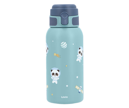 la Botella de Acero Térmica PANDAS IN THE SPACE (Astronautas)&nbsp;de 500ml. Esta botella térmica infantil es la compañera ideal para el colegio, excursiones o tardes de parque, gracias a su resistencia y gran capacidad. Su diseño sin pajita facilita una limpieza rápida y profunda, asegurando la máxima higiene diaria