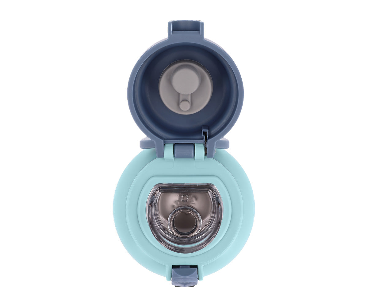 la Botella de Acero Térmica PANDAS IN THE SPACE (Astronautas)&nbsp;de 500ml. Esta botella térmica infantil es la compañera ideal para el colegio, excursiones o tardes de parque, gracias a su resistencia y gran capacidad. Su diseño sin pajita facilita una limpieza rápida y profunda, asegurando la máxima higiene diaria