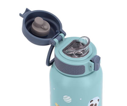 la Botella de Acero Térmica PANDAS IN THE SPACE (Astronautas)&nbsp;de 500ml. Esta botella térmica infantil es la compañera ideal para el colegio, excursiones o tardes de parque, gracias a su resistencia y gran capacidad. Su diseño sin pajita facilita una limpieza rápida y profunda, asegurando la máxima higiene diaria