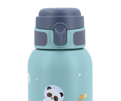 la Botella de Acero Térmica PANDAS IN THE SPACE (Astronautas)&nbsp;de 500ml. Esta botella térmica infantil es la compañera ideal para el colegio, excursiones o tardes de parque, gracias a su resistencia y gran capacidad. Su diseño sin pajita facilita una limpieza rápida y profunda, asegurando la máxima higiene diaria