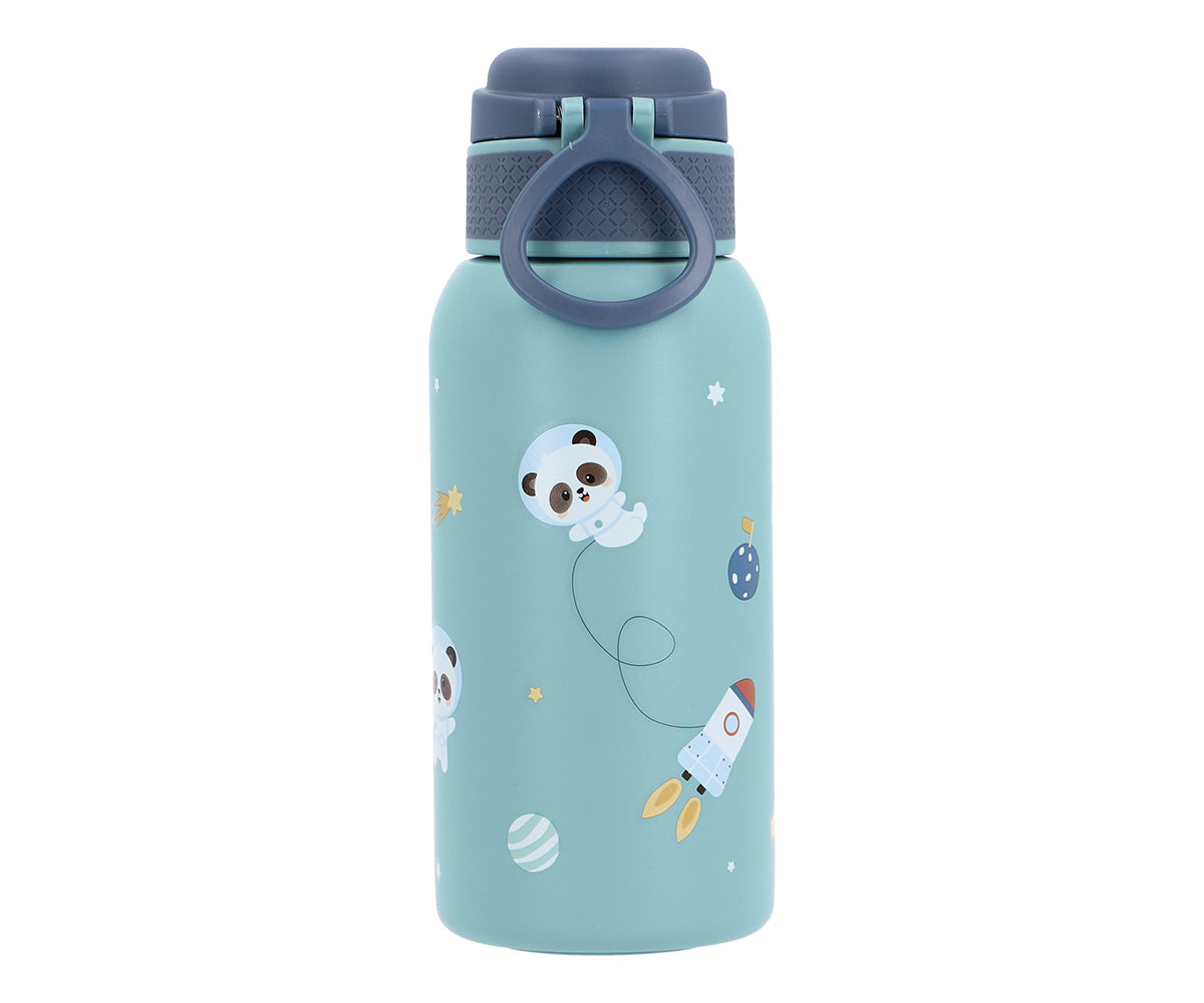 la Botella de Acero Térmica PANDAS IN THE SPACE (Astronautas)&nbsp;de 500ml. Esta botella térmica infantil es la compañera ideal para el colegio, excursiones o tardes de parque, gracias a su resistencia y gran capacidad. Su diseño sin pajita facilita una limpieza rápida y profunda, asegurando la máxima higiene diaria