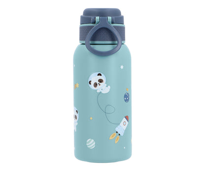 la Botella de Acero Térmica PANDAS IN THE SPACE (Astronautas)&nbsp;de 500ml. Esta botella térmica infantil es la compañera ideal para el colegio, excursiones o tardes de parque, gracias a su resistencia y gran capacidad. Su diseño sin pajita facilita una limpieza rápida y profunda, asegurando la máxima higiene diaria