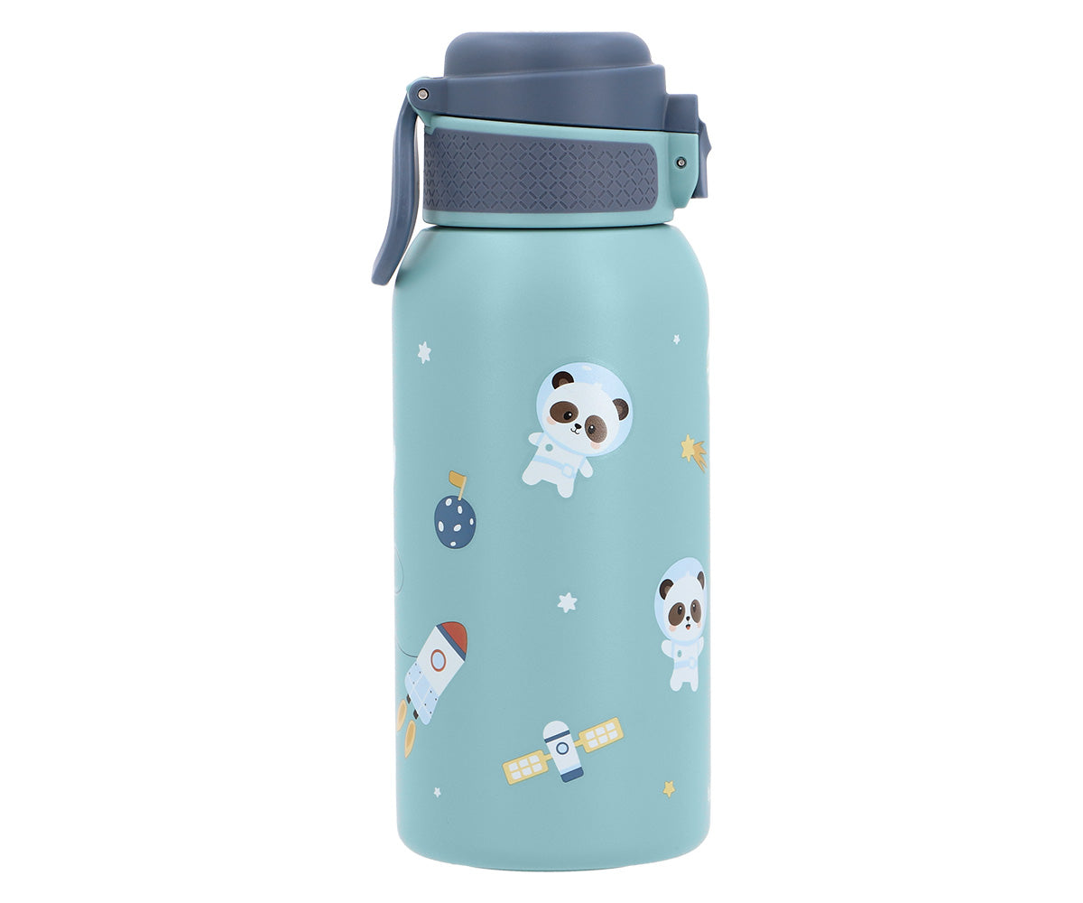 la Botella de Acero Térmica PANDAS IN THE SPACE (Astronautas)&nbsp;de 500ml. Esta botella térmica infantil es la compañera ideal para el colegio, excursiones o tardes de parque, gracias a su resistencia y gran capacidad. Su diseño sin pajita facilita una limpieza rápida y profunda, asegurando la máxima higiene diaria