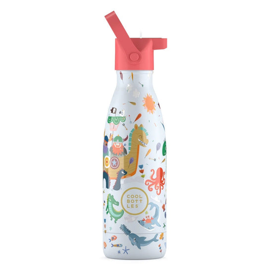 The Bottles Kids 350ml Brave Vikings: Hidratación mágica y resistente

👑 Diseño en Relieve: Tacto 3D con ilustraciones de valientes niños vikingos y sus compañeros animales para una experiencia sensorial única.

🔥 Triple Cool™ Technology: Mantiene el agua fría hasta 36 horas y las bebidas calientes durante 18 horas.

🛡️ Máxima Seguridad: Acero inoxidable 18/8 de grado alimenticio, libre de BPA, ftalatos y toxinas.