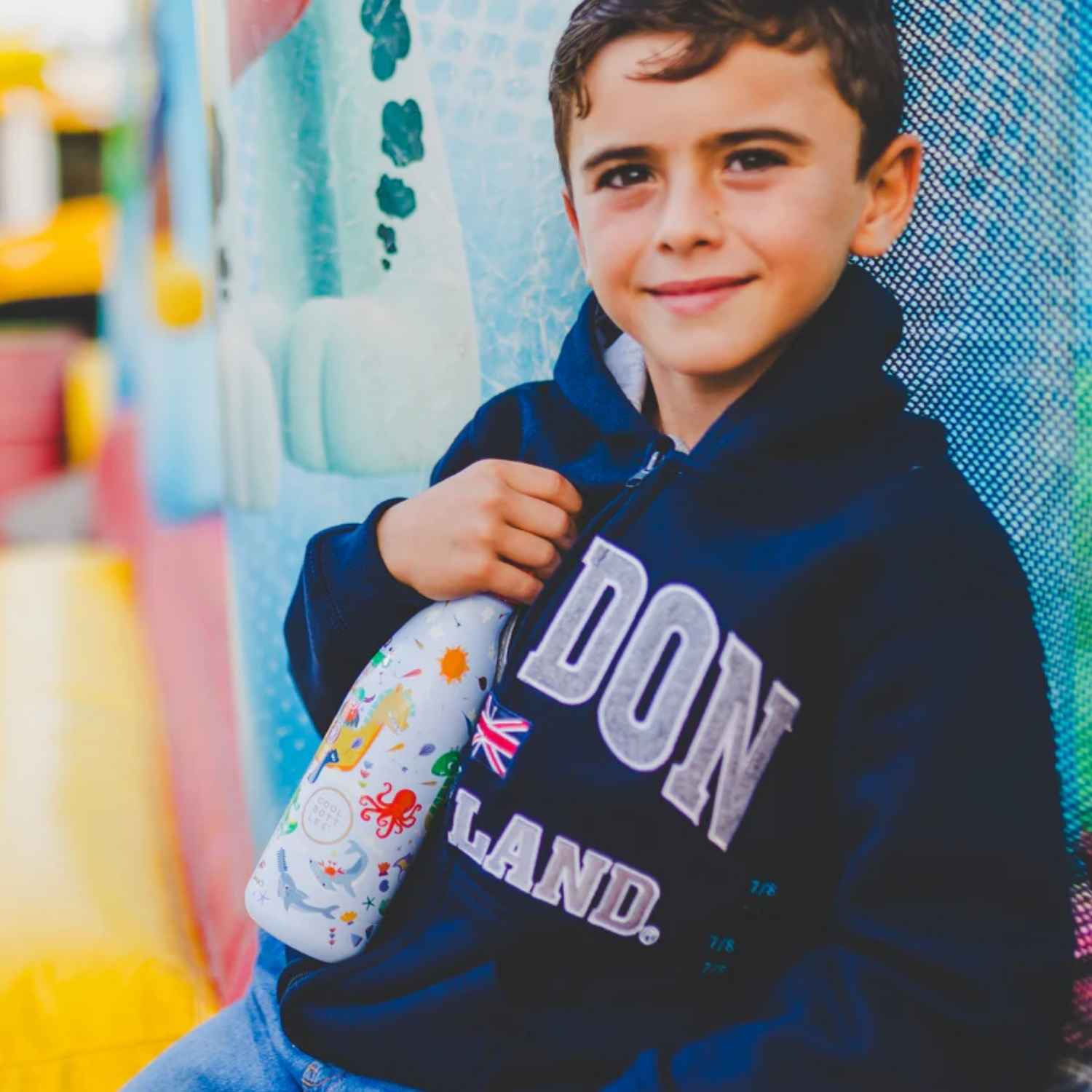 The Bottles Kids 350ml Brave Vikings: Hidratación mágica y resistente

👑 Diseño en Relieve: Tacto 3D con ilustraciones de valientes niños vikingos y sus compañeros animales para una experiencia sensorial única.

🔥 Triple Cool™ Technology: Mantiene el agua fría hasta 36 horas y las bebidas calientes durante 18 horas.

🛡️ Máxima Seguridad: Acero inoxidable 18/8 de grado alimenticio, libre de BPA, ftalatos y toxinas.