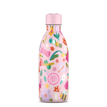 Nueva botella térmica The Bottles Kids 500ml Bug Life. Con doble tapón (pajita y rosca), relieve 3D y tecnología Triple Cool™ para 36h de frío. ¡La botella ideal para las aventuras más grandes!

¡Llega la evolución de nuestras botellas Kids! Ahora en formato 500 ml y con nuevos diseños que harán que los niños más mayores quieran llevarla a todas partes. Bug Life presenta un diseño con tacto en relieve 3D y Triple Cool™ Technology para mantener bebidas 36 horas frías y 18 calientes. Viene con dos tapones inc