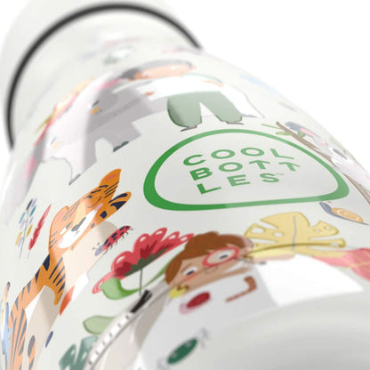 The Bottles Kids 350ml Curious Explorers: Hidratación mágica y resistente

👑 Diseño en Relieve: Tacto 3D con ilustraciones de divertidos niños curiosos y sus compañeros animales para una experiencia sensorial única.

🔥 Triple Cool™ Technology: Mantiene el agua fría hasta 36 horas y las bebidas calientes durante 18 horas.

🛡️ Máxima Seguridad: Acero inoxidable 18/8 de grado alimenticio, libre de BPA, ftalatos y toxinas.