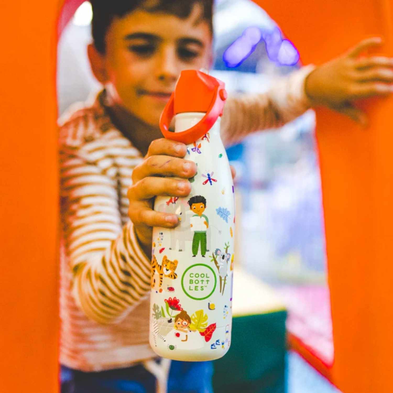 The Bottles Kids 350ml Curious Explorers: Hidratación mágica y resistente

👑 Diseño en Relieve: Tacto 3D con ilustraciones de divertidos niños curiosos y sus compañeros animales para una experiencia sensorial única.

🔥 Triple Cool™ Technology: Mantiene el agua fría hasta 36 horas y las bebidas calientes durante 18 horas.

🛡️ Máxima Seguridad: Acero inoxidable 18/8 de grado alimenticio, libre de BPA, ftalatos y toxinas.