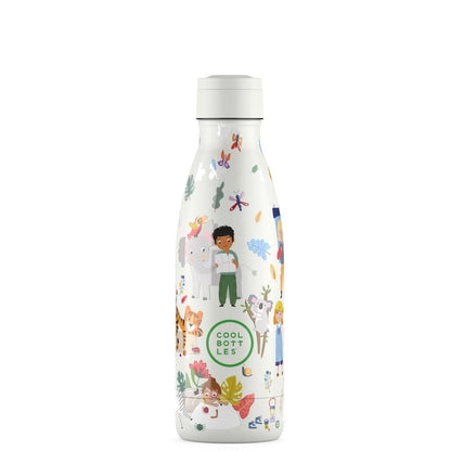 The Bottles Kids 350ml Curious Explorers: Hidratación mágica y resistente

👑 Diseño en Relieve: Tacto 3D con ilustraciones de divertidos niños curiosos y sus compañeros animales para una experiencia sensorial única.

🔥 Triple Cool™ Technology: Mantiene el agua fría hasta 36 horas y las bebidas calientes durante 18 horas.

🛡️ Máxima Seguridad: Acero inoxidable 18/8 de grado alimenticio, libre de BPA, ftalatos y toxinas.