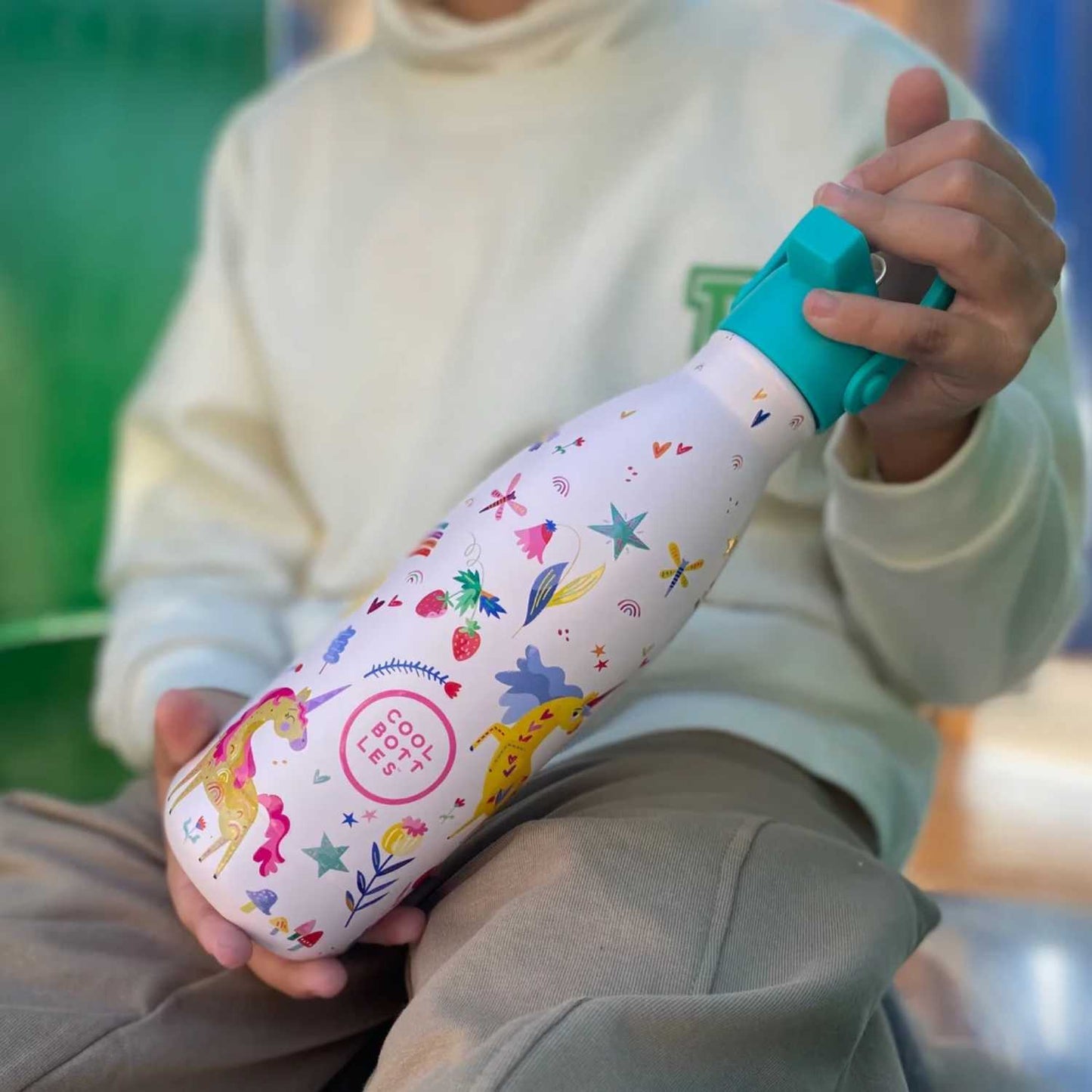 The Bottles Kids 350ml Funny Unicorn: Hidratación mágica y resistente

👑 Diseño en Relieve: Tacto 3D con ilustraciones de unicornios para una experiencia sensorial única.

🔥 Triple Cool™ Technology: Mantiene el agua fría hasta 36 horas y las bebidas calientes durante 18 horas.

🛡️ Máxima Seguridad: Acero inoxidable 18/8 de grado alimenticio, libre de BPA, ftalatos y toxinas.