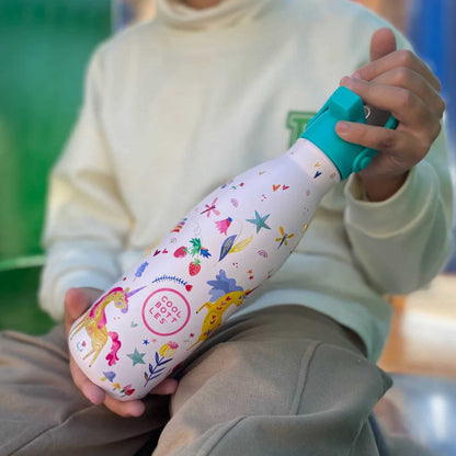 The Bottles Kids 350ml Funny Unicorn: Hidratación mágica y resistente

👑 Diseño en Relieve: Tacto 3D con ilustraciones de unicornios para una experiencia sensorial única.

🔥 Triple Cool™ Technology: Mantiene el agua fría hasta 36 horas y las bebidas calientes durante 18 horas.

🛡️ Máxima Seguridad: Acero inoxidable 18/8 de grado alimenticio, libre de BPA, ftalatos y toxinas.