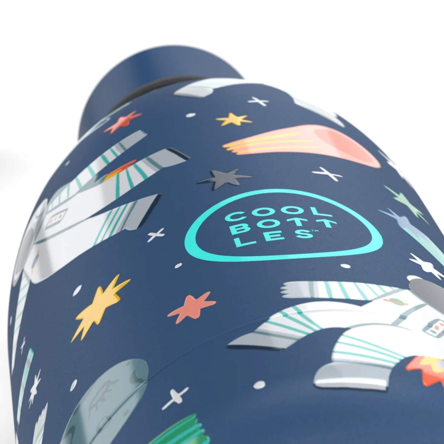 ¡La aventura crece con la nueva Botella isotérmica Galactic Ride 500 ml! Con un diseño fascinante inspirado en el mundo del esapcio y un acabado con tacto en relieve 3D, esta botella es la evolución perfecta para los pequeños exploradores que necesitan más hidratación. Gracias a su fabricación en acero inoxidable 18/8, es resistente, ligera y no desprende olores ni sabores. Su tecnología de triple aislamiento evita la condensación, asegurando que la botella nunca "sude" en las manos o la mochila, mientras q