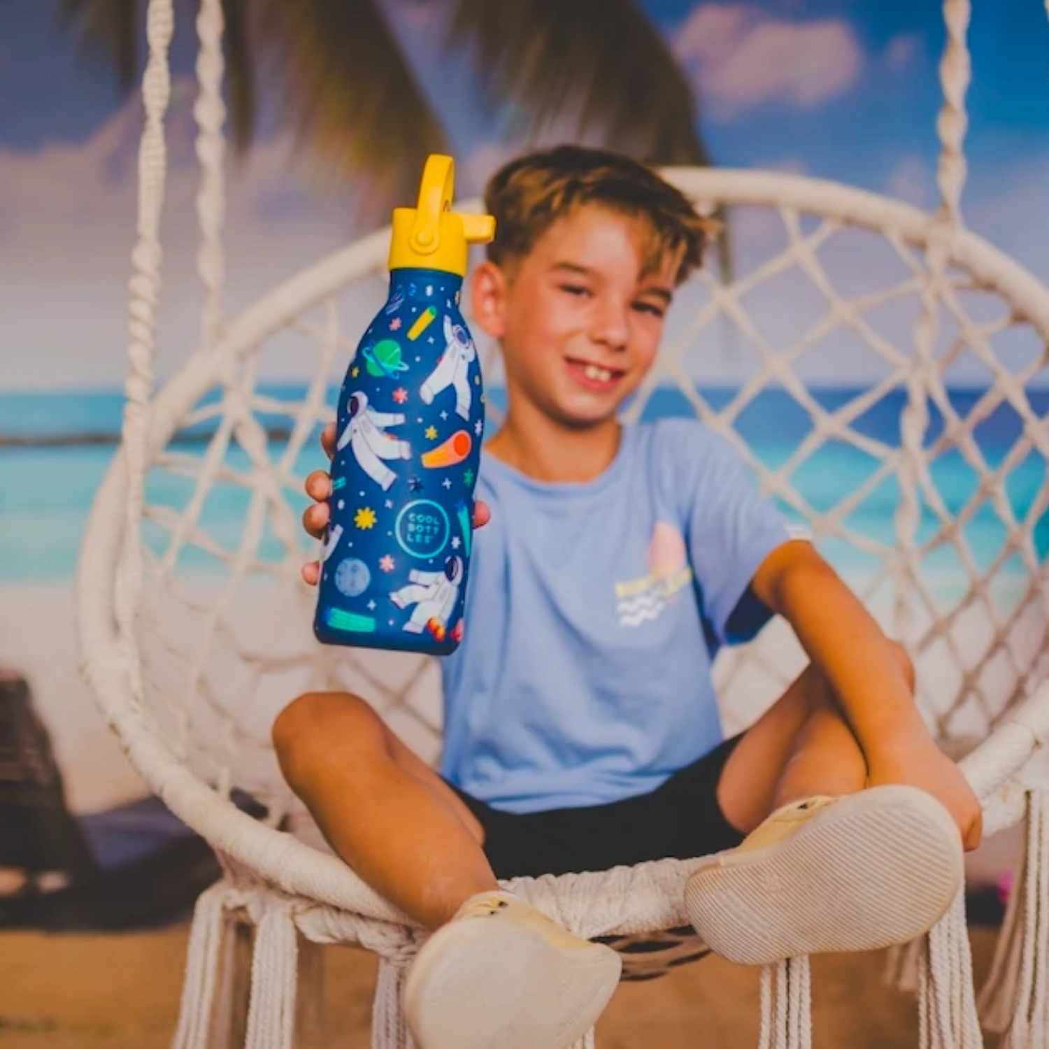 ¡La aventura crece con la nueva Botella isotérmica Galactic Ride 500 ml! Con un diseño fascinante inspirado en el mundo del esapcio y un acabado con tacto en relieve 3D, esta botella es la evolución perfecta para los pequeños exploradores que necesitan más hidratación. Gracias a su fabricación en acero inoxidable 18/8, es resistente, ligera y no desprende olores ni sabores. Su tecnología de triple aislamiento evita la condensación, asegurando que la botella nunca "sude" en las manos o la mochila, mientras q