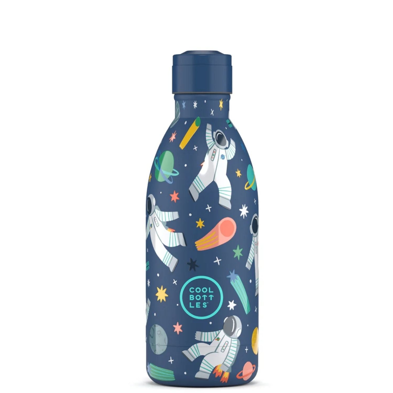 ¡La aventura crece con la nueva Botella isotérmica Galactic Ride 500 ml! Con un diseño fascinante inspirado en el mundo del esapcio y un acabado con tacto en relieve 3D, esta botella es la evolución perfecta para los pequeños exploradores que necesitan más hidratación. Gracias a su fabricación en acero inoxidable 18/8, es resistente, ligera y no desprende olores ni sabores. Su tecnología de triple aislamiento evita la condensación, asegurando que la botella nunca "sude" en las manos o la mochila, mientras q