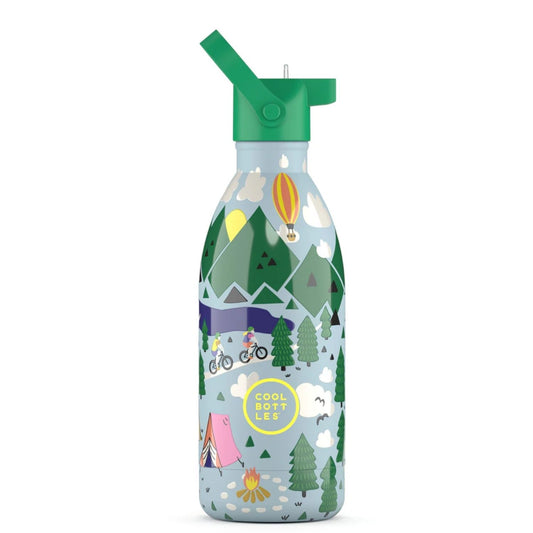 ¡La naturaleza te llama con la botella Outdoor Adventure de 500 ml! Esta nueva versión de The Bottles Kids ha sido diseñada para acompañar a los niños más mayores en sus excursiones, campamentos y aventuras diarias. Gracias a su fabricación en acero inoxidable 18/8, es una opción ultra resistente y saludable, libre de BPA y toxinas. Su acabado con tacto en relieve 3D no solo es visualmente increíble, sino que mejora el agarre incluso con las manos húmedas. Además, su tecnología de triple aislamiento elimina