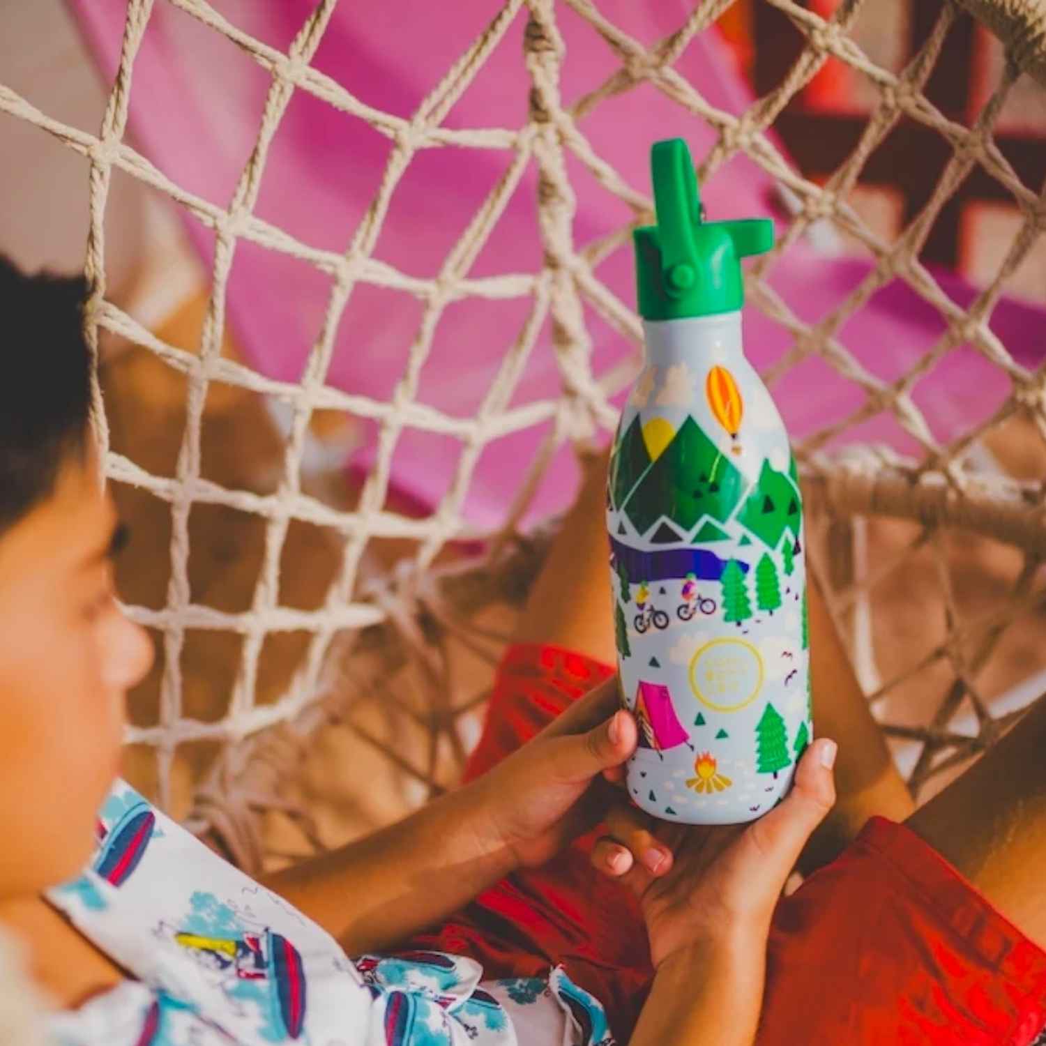 ¡La naturaleza te llama con la botella Outdoor Adventure de 500 ml! Esta nueva versión de The Bottles Kids ha sido diseñada para acompañar a los niños más mayores en sus excursiones, campamentos y aventuras diarias. Gracias a su fabricación en acero inoxidable 18/8, es una opción ultra resistente y saludable, libre de BPA y toxinas. Su acabado con tacto en relieve 3D no solo es visualmente increíble, sino que mejora el agarre incluso con las manos húmedas. Además, su tecnología de triple aislamiento elimina