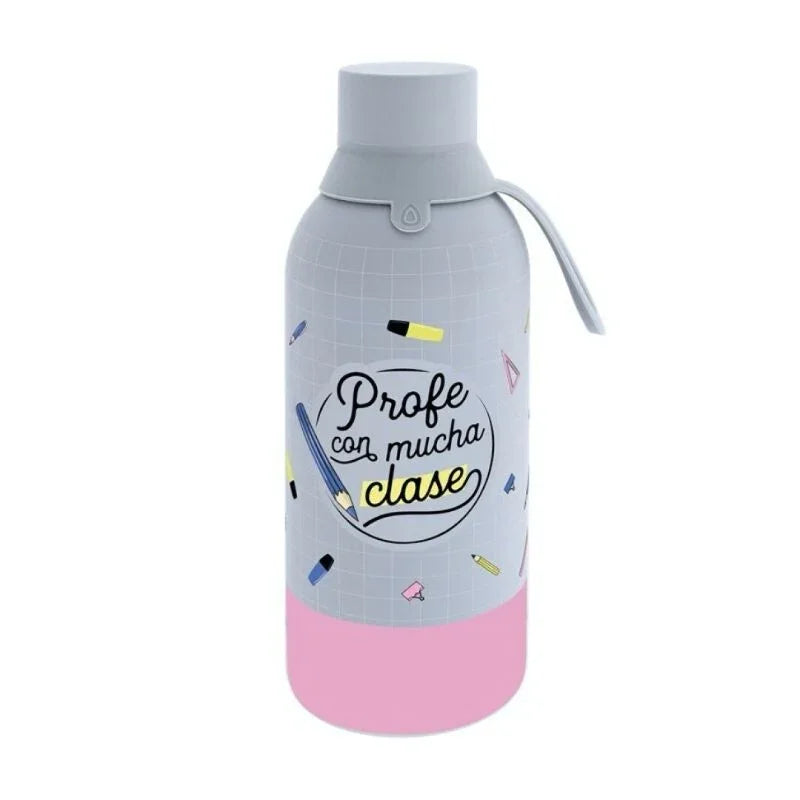 Si buscas un regalo práctico, original y lleno de cariño para tu profe, esta botella isotérmica de acero inoxidable de 500ml es la elección perfecta. Diseñada para mantener las bebidas frías hasta 24 horas y calientes hasta 12 horas, es ideal para acompañarle en el trabajo, el gimnasio o cualquier aventura diaria.&nbsp;

Su acabado exterior gomoso y antideslizante proporciona un tacto suave y un agarre seguro, mientras que su tapón de rosca hermético evita derrames y fugas. Además, incluye un adaptador de g