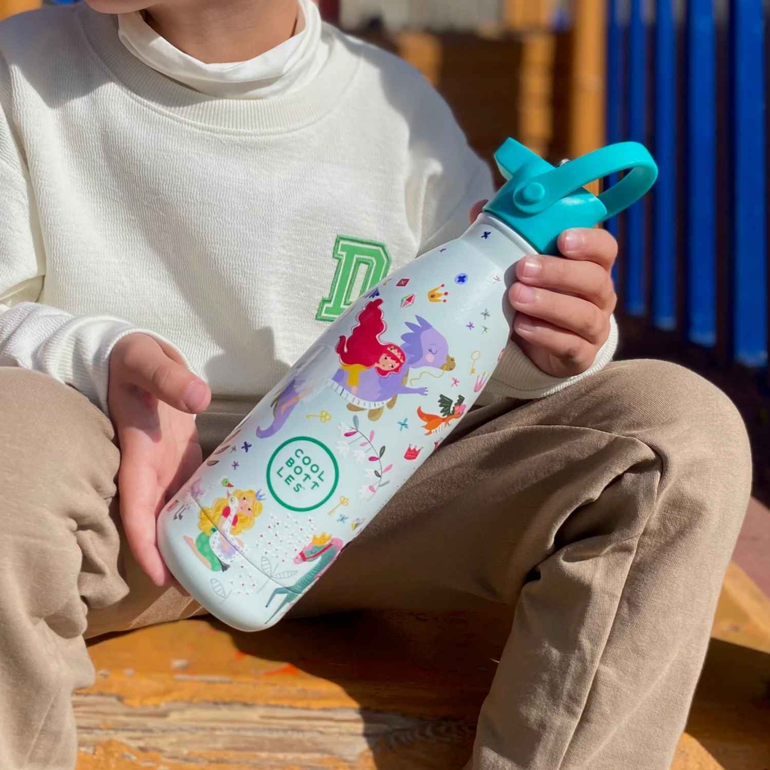 Botella térmica infantil The Bottles Kids 350ml Princess Kingdom. Acero inoxidable con relieve 3D, mantiene el frío 36h. Libre de BPA y a prueba de fugas. ¡Ideal para el cole!

Princesas valientes, preciosos caballos y coronas brillantes te esperan en este reino mágico de Princess Kingdom. The Bottles Kids 350ml es una botella de agua para niños con Triple Cool™ Technology que mantiene bebidas 36 horas frías y 18 calientes. Con tacto en relieve 3D y tapón hermético a prueba de fugas. Fabricada en acero inox